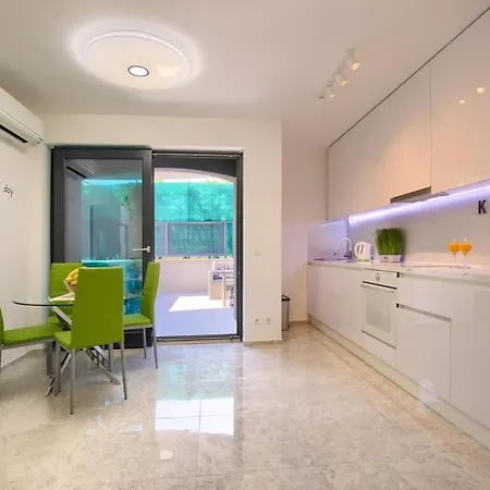 Beach With Large Terrace 50m From The Beach Daire Pjescana Uvala