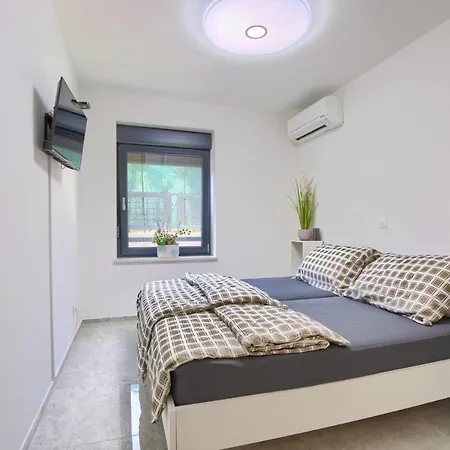 Beach With Large Terrace 50m From The Beach Apartment Pjescana Uvala