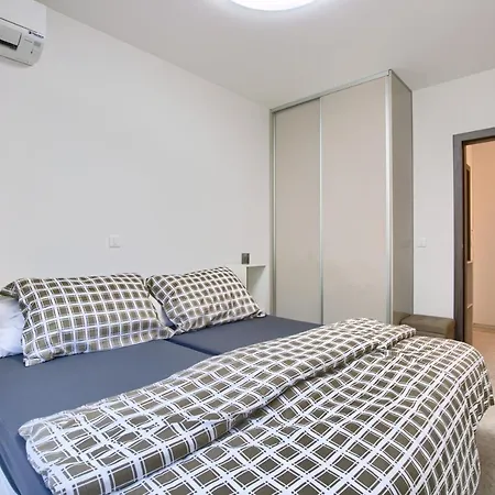 Beach With Large Terrace 50m From The Beach * Pjescana Uvala