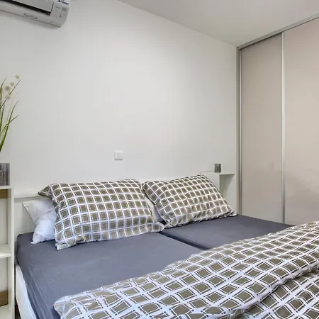 Beach With Large Terrace 50m From The Beach * Pjescana Uvala